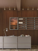 Wandpaneel in Holzoptik, Walnuss, montiert in Verkaufsbereich mit Tresen, Lampe und Schrank