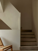 Treppe in einem Haus, Wände verkleidet mit Wandpaneelen in Lederoptik Braun