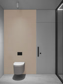 Wandpaneel in Lederoptik, Hellbraun, montiert hinter einer Toilette im Bad