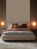 Wandpaneel in Lederoptik, Hellbraun, installiert an der Schlafzimmer Wand hinter einem Bett