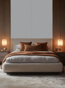 Wandpaneel in Lederoptik, Weiss, installiert an der Schlafzimmer Wand hinter einem Bett