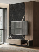 Wandpaneel in Marmoroptik, Black Marquina Gold, installiert hinter Fernseher