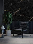 Wandpaneel in Marmoroptik, Black Marquina Gold, montiert hinter Sessel