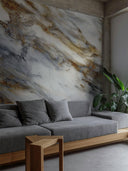 Wandpaneel in Marmoroptik, Calacatta Antica, installiert an Wand im Wohnzimmer