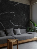 Wandpaneel in Marmoroptik, Calacatta Schwarz, installiert an Wand im Wohnzimmer