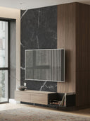 Wandpaneel in Marmoroptik, Calacatta Schwarz, installiert hinter Fernseher