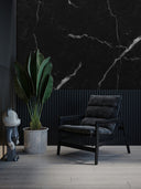 Wandpaneel in Marmoroptik, Calacatta Schwarz, montiert hinter Sessel
