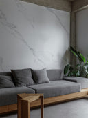 Wandpaneel in Marmoroptik, Calacatta Weiss, installiert an Wand im Wohnzimmer