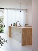 Wandpaneel in Marmoroptik, Calacatta Weiss, befestig als Kücheninsel-Verkleidung