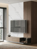 Wandpaneel in Marmoroptik, Calacatta Weiss, installiert hinter Fernseher