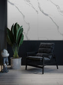 Wandpaneel in Marmoroptik, Calacatta Weiss, montiert hinter Sessel