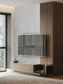 Wandpaneel in Marmoroptik, Carrara Grau, installiert hinter Fernseher