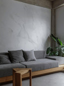 Wandpaneel in Marmoroptik, Carrara Weiss, installiert an Wand im Wohnzimmer