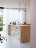 Wandpaneel in Marmoroptik, Carrara Weiss, befestig als Kücheninsel-Verkleidung