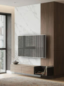 Wandpaneel in Marmoroptik, Carrara Weiss, installiert hinter Fernseher