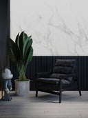 Wandpaneel in Marmoroptik, Carrara Weiss, montiert hinter Sessel