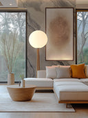 Wandpaneel in Marmoroptik, Portinari Grau, montiert über Sofa, Wohnzimmer