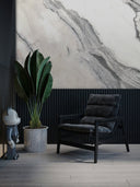 Wandpaneel in Marmoroptik, Portinari Grau, montiert hinter Sessel