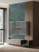 Wandpaneel in Marmoroptik, Verde Guatemala Grün, installiert hinter Fernseher