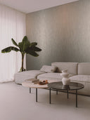 Wandpaneel in Metalloptik, Champagner, verwendet als Wandverkleidung in einem Wohnzimmer mit Couch und Beistelltisch