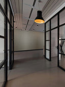 Wandpaneel in Metalloptik, Champagner, montiert an Wand im Bürogang