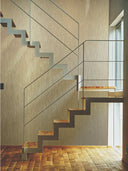 Wandpaneel in Metalloptik Champagner, montiert hinter einer Treppe