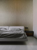 Wandpaneel in Metalloptik, Champagner, installiert an der Schlafzimmer Wand hinter einem Bett