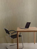 Champagner Metall-Wandpaneel im Arbeitsbereich mit Stuhl, Tisch und Laptop