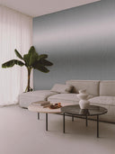 Edelstahl-Metall-Wandpaneel im Wohnzimmer mit Couch und Beistelltisch