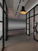 Wandpaneel in Metalloptik, Edelstahl, montiert an Wand im Bürogang