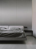 Wandpaneel in Metalloptik, Edelstahl, installiert an der Schlafzimmer Wand hinter einem Bett