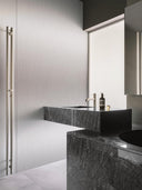 Wandpaneel in Metalloptik, Edelstahl, montiert als Trennwand in einem Bad