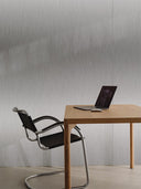 Edelstahl-Metall-Wandpaneel im Arbeitsbereich mit Stuhl, Tisch und Laptop