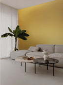 Goldenes Metall-Wandpaneel im Wohnzimmer mit Couch und Beistelltisch