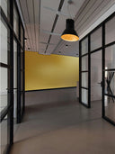 Wandpaneel in Metalloptik, Gold, montiert an Wand im Bürogang