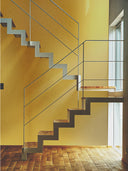 Wandpaneel in Metalloptik Gold, montiert hinter einer Treppe
