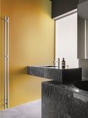 Wandpaneel in Metalloptik, Gold, montiert als Trennwand in einem Bad