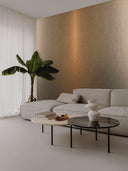 Rosé Wandpaneel in Metalloptik als Wandverkleidung mit Couch und Beistelltisch