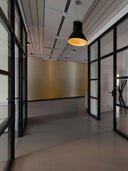 Wandpaneel in Metalloptik, Rosé, montiert an Wand im Bürogang