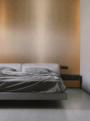 Wandpaneel in Metalloptik, Rosé, installiert an der Schlafzimmer Wand hinter einem Bett