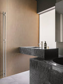 Wandpaneel in Metalloptik, Rosé, montiert als Trennwand in einem Bad