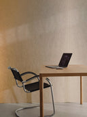 Wandpaneel in Metalloptik, Rosé, installiert an eine Wand, Arbeitsbereich mit Stuhl, Tisch und Laptop