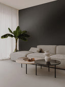 Schwarzes Metall-Wandpaneel im Wohnzimmer mit Couch und Beistelltisch