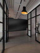 Wandpaneel in Metalloptik, Schwarz, montiert an Wand im Bürogang