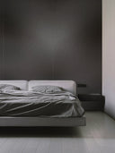 Wandpaneel in Metalloptik, Schwarz, installiert an der Schlafzimmer Wand hinter einem Bett