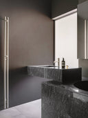 Wandpaneel in Metalloptik, Schwarz, montiert als Trennwand in einem Bad