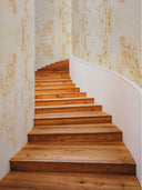 Softstone Wandpaneel, Beige, installiert an der Wand einer geschwungenen Treppe