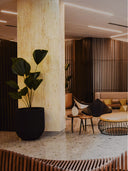 Softstone Wandpaneel, Beige, an einer Säule befestigt, in einer Hotel-Lobby 