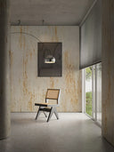 Softstone Wandpaneel beige an Wand, mit Bild, davor Stuhl und Stehlampe