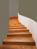 Softstone Wandpaneel, Braun, installiert an der Wand einer geschwungenen Treppe